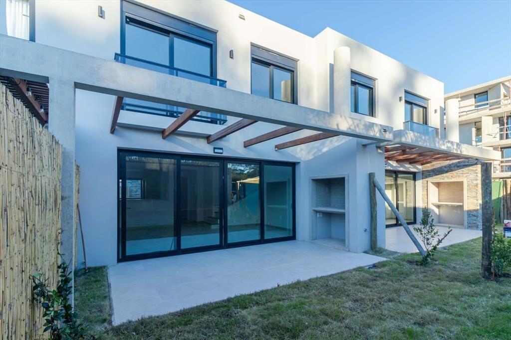Venta casa 3 dormitorios con seguridad en Carrasco