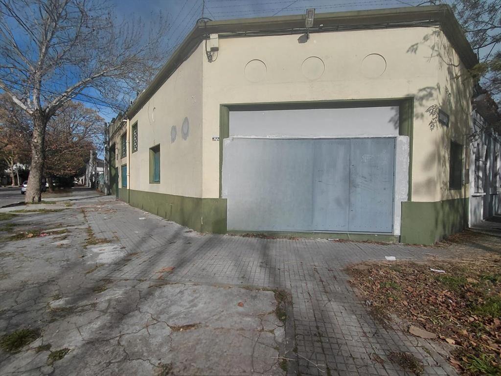 Venta Local Deposito en Brazo Oriental Ingreso Camiones Cám