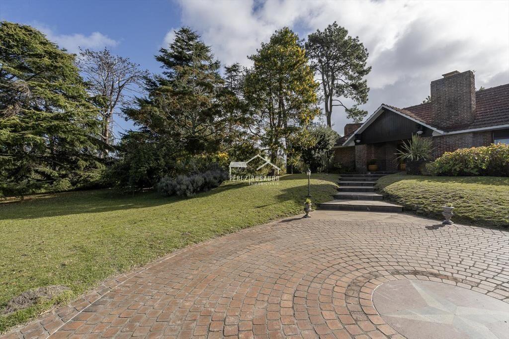 Hermosa casa de 5 dormitorios con gran parque, piscina, apa