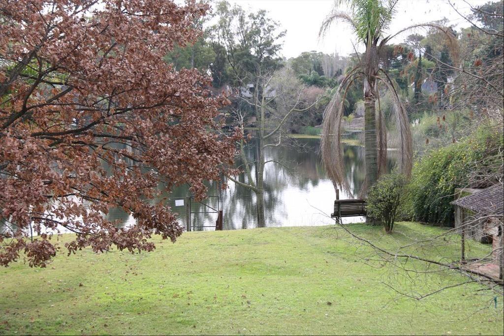 Parque Miramar. Una casa sobre el lago, en un terreno excep