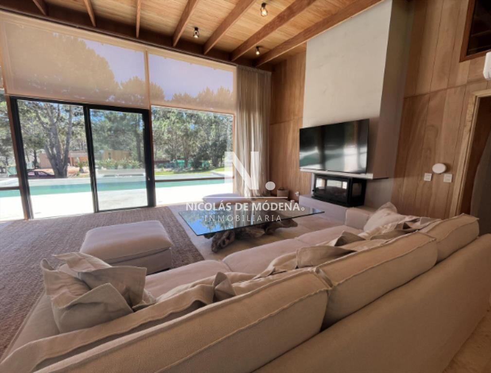 Vende casa de 5 dormitorios en Laguna Escondida.