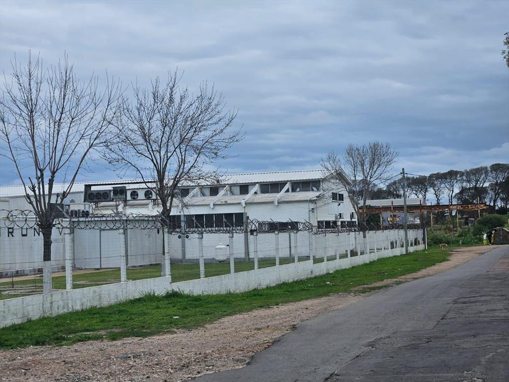 Cerro, proximo Rambla , 7400 m2 , 2740 m2 construídos !!
