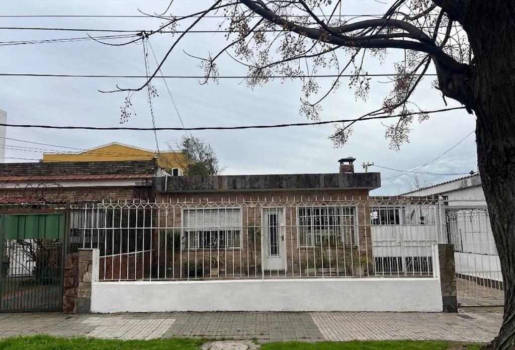 Venta Casa dos dormitorios con Apto y Depósito en Aires Pur