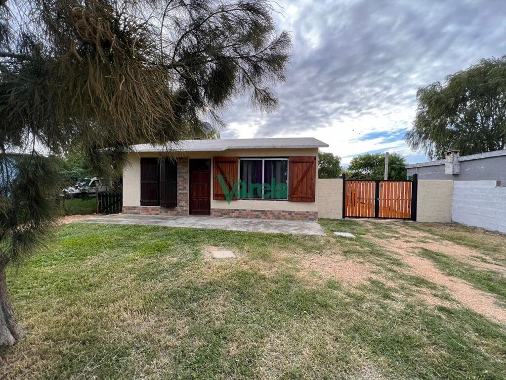 Una casa y dos aptos en venta en Salinas ideal