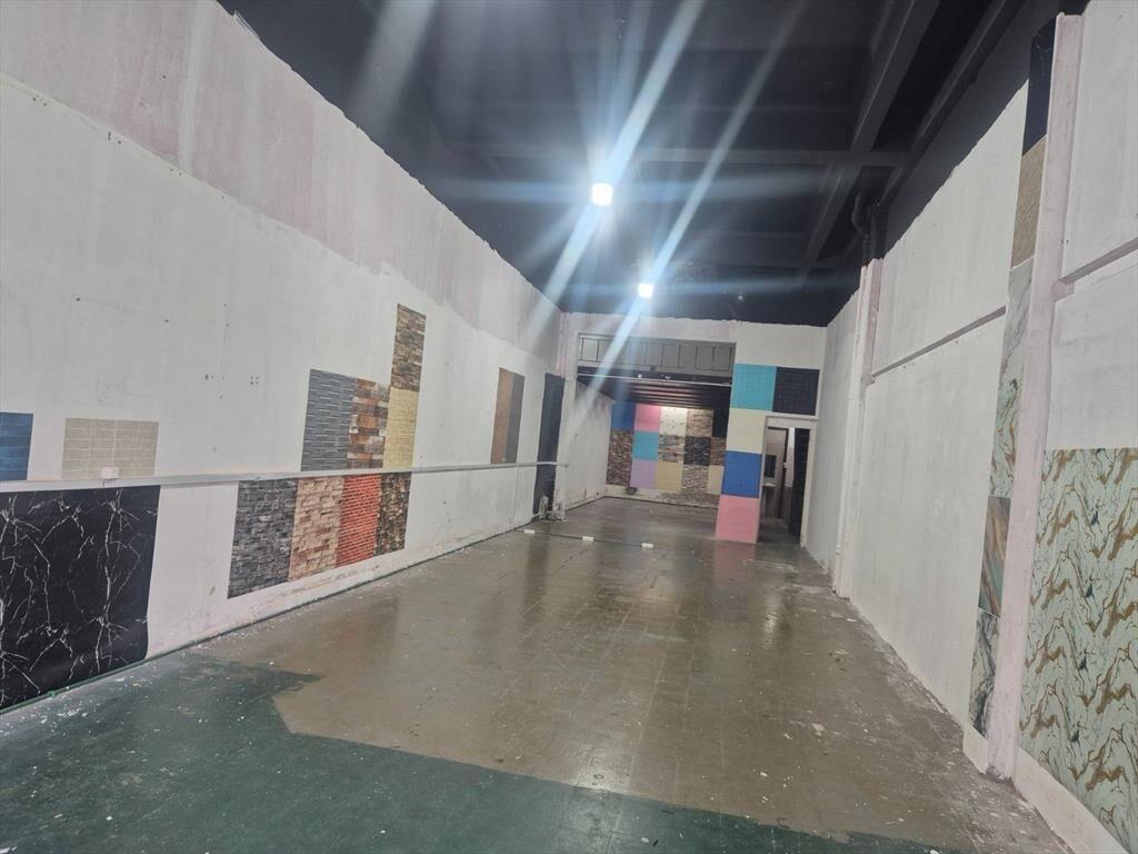 Alquiler de Local comercial con amplio salón y vidriera en A