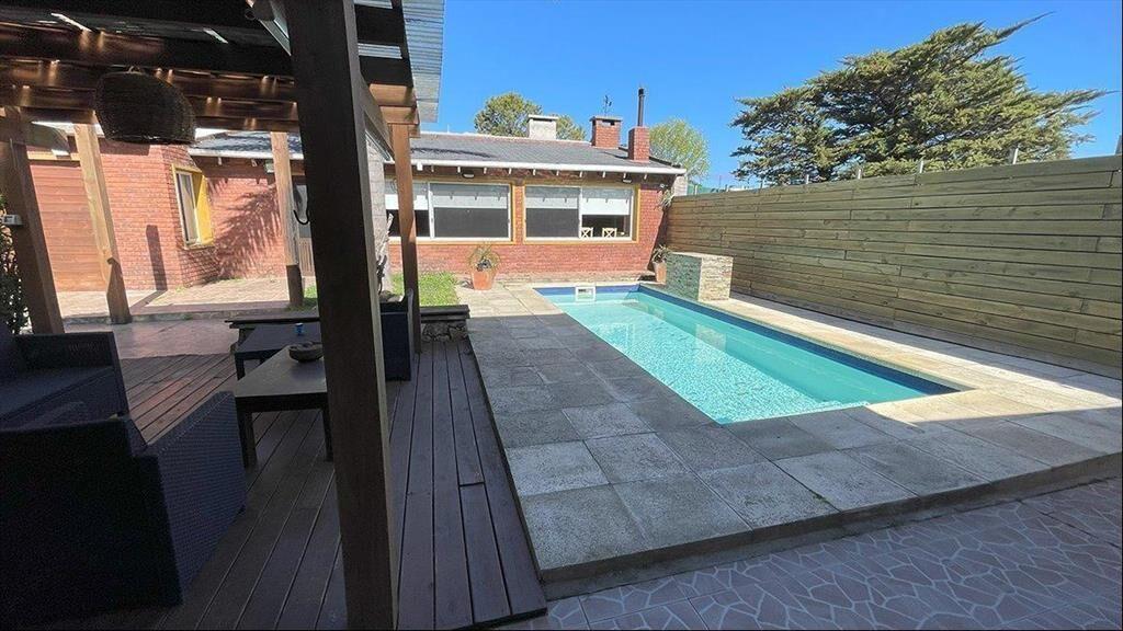 Casa en venta de 4 dormitorios en playa mansa con piscina,