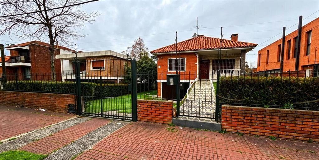 ALQUILER CASA 3 dormitorios 3 baños piscina en Carrasco Nor