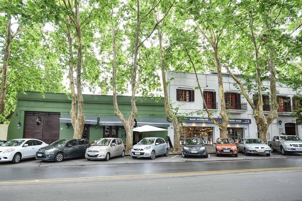 Excelente Local en Colonia del Sacramento. Avenida princip