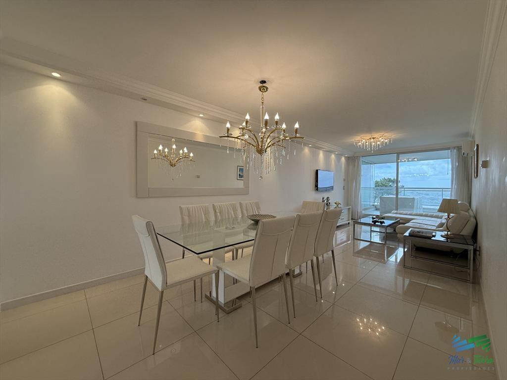 En venta, espectacular planta en primera línea