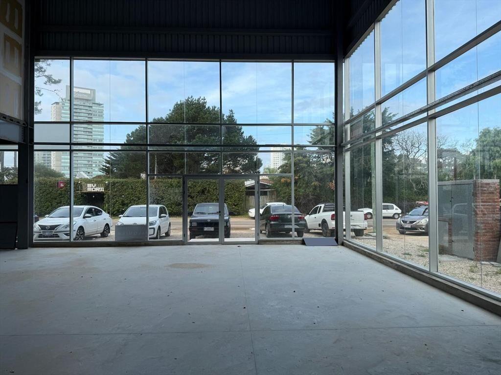 Alquiler local comercial esquinero de 234 m². Doble altura