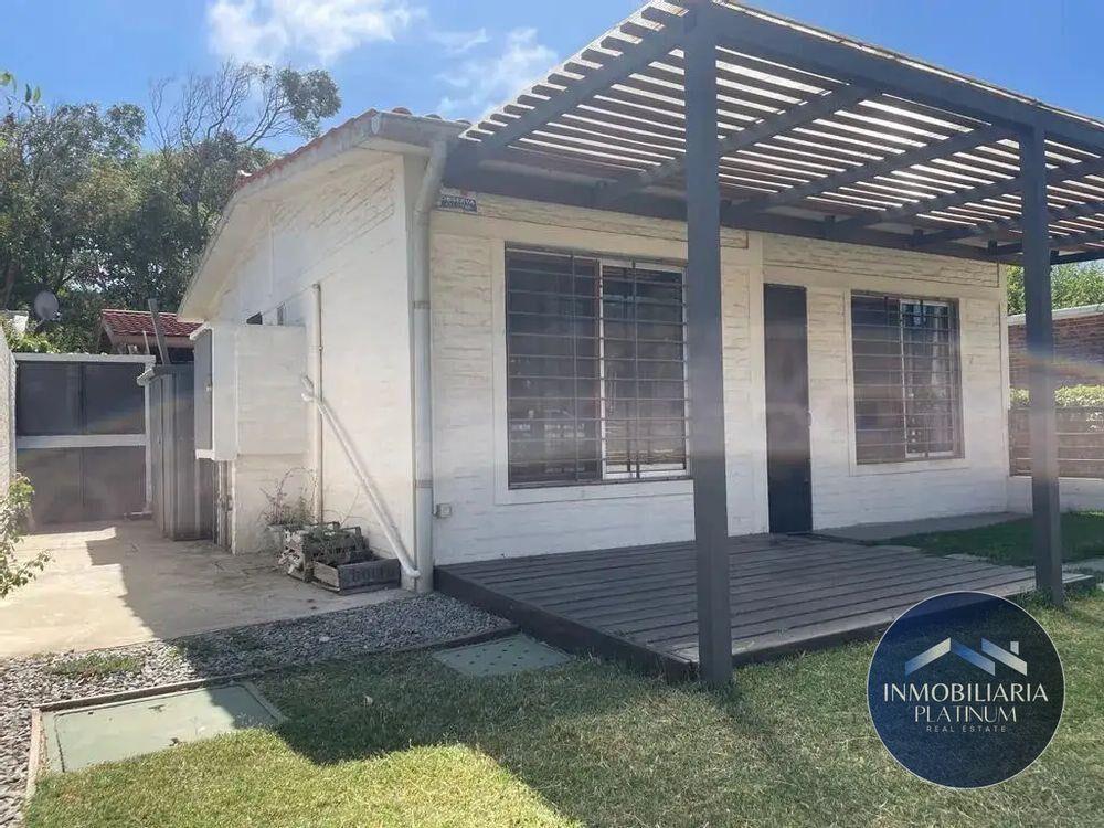 Casa en venta c/ cochera en Atlántida