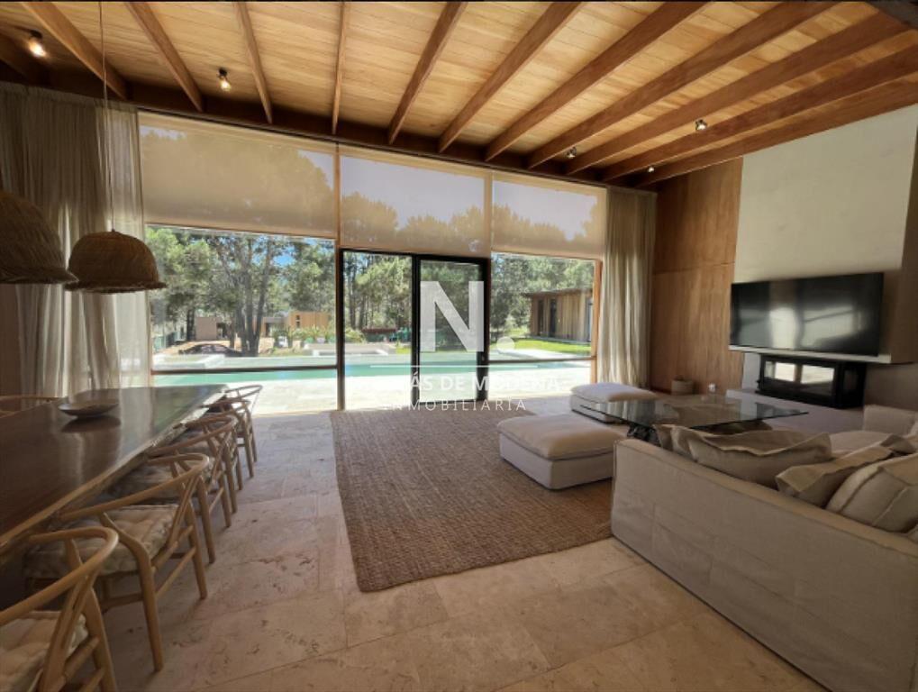 Vende casa de 5 dormitorios en Laguna Escondida.