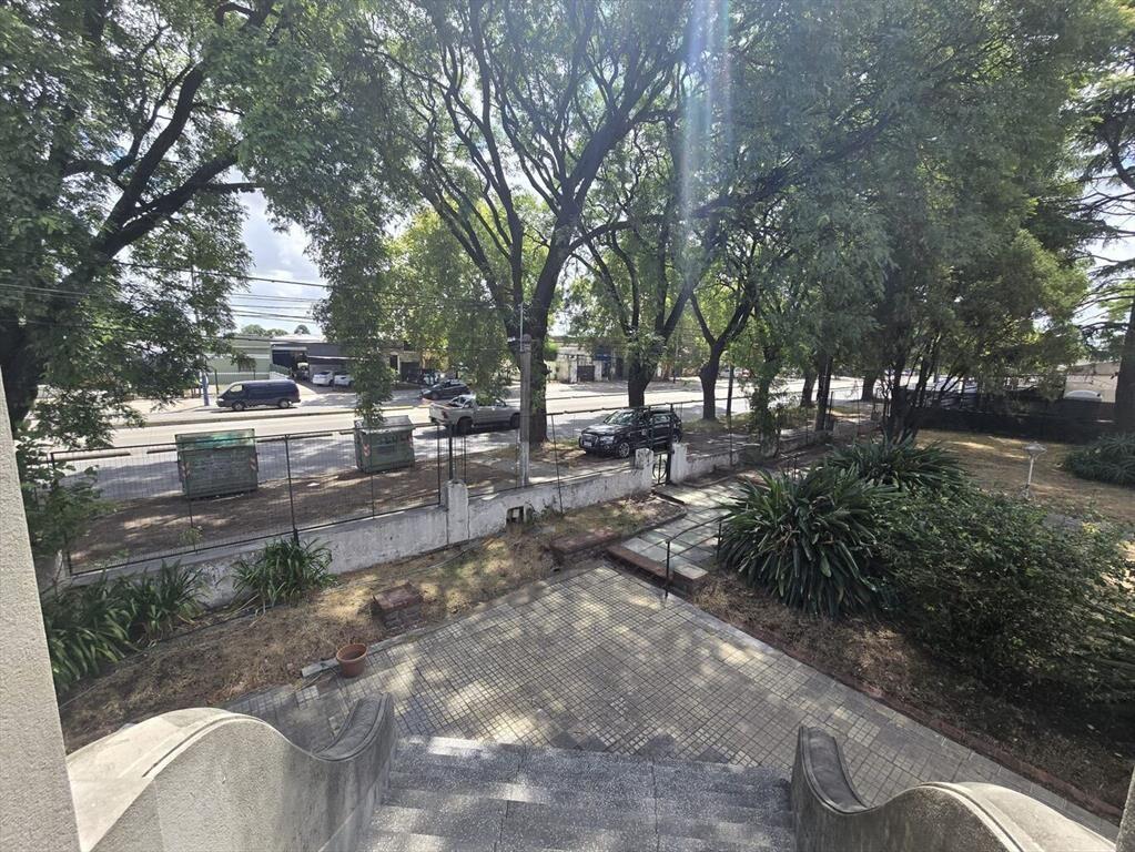 Gran Casona con excelente terreno sobre Av. Garzon, próx Sh