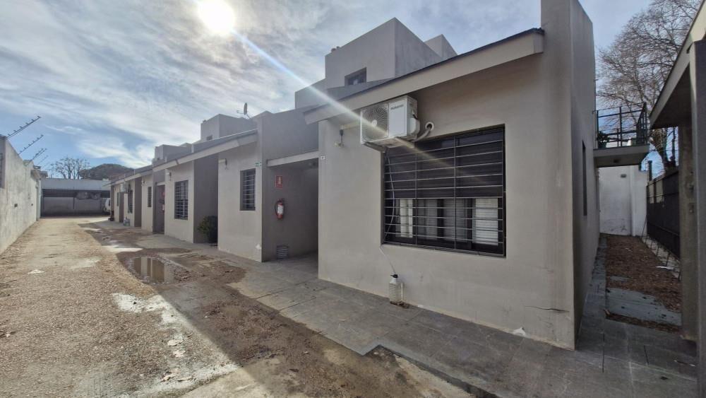Edificio de 6 viviendas con renta en Jacinto Vera