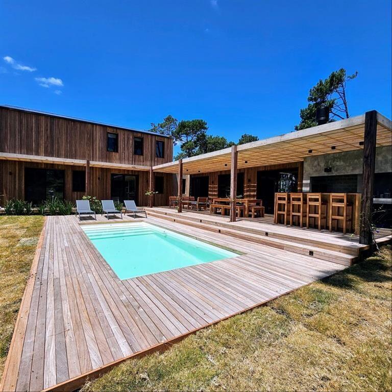 MODERNA CASA 4 DORMITORIOS EN RESERVA MONTOYA, LA BARRA, PU