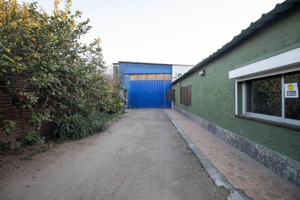 Venta Dos Galpones y dos casas en un padrón
