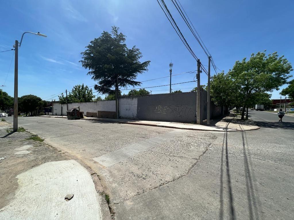 Local esquina de 480m2 en Belvedere