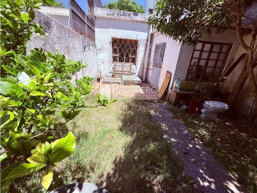 2233/3 Venta terreno con construccion de 2dorm Pocitos Fond