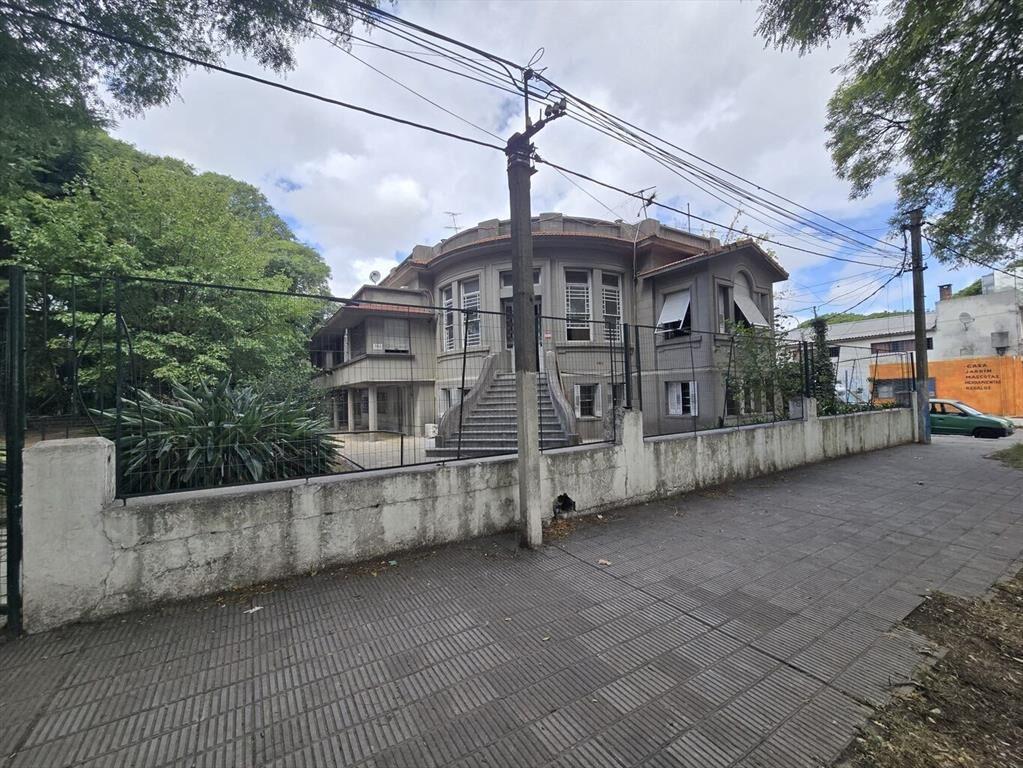 Gran Casona con excelente terreno sobre Av. Garzon, próx Sh
