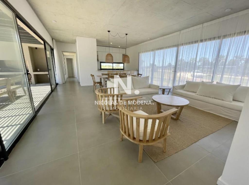 Vende casa en Pueblo mio, Manantiales de 4