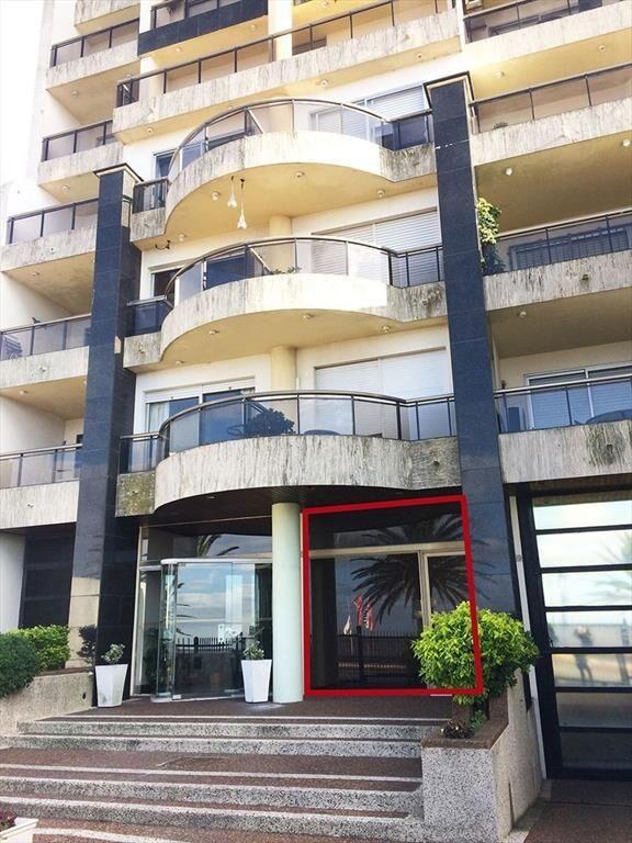 VENTA LOCAL SOBRE LA RAMBLA CON RENTA 7,5%