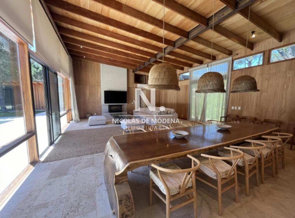 Vende casa de 5 dormitorios en Laguna Escondida.