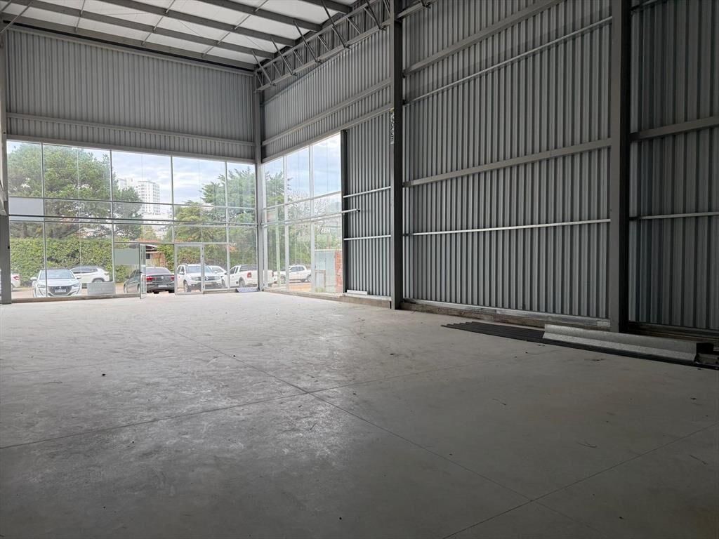 Alquiler local comercial esquinero de 234 m². Doble altura