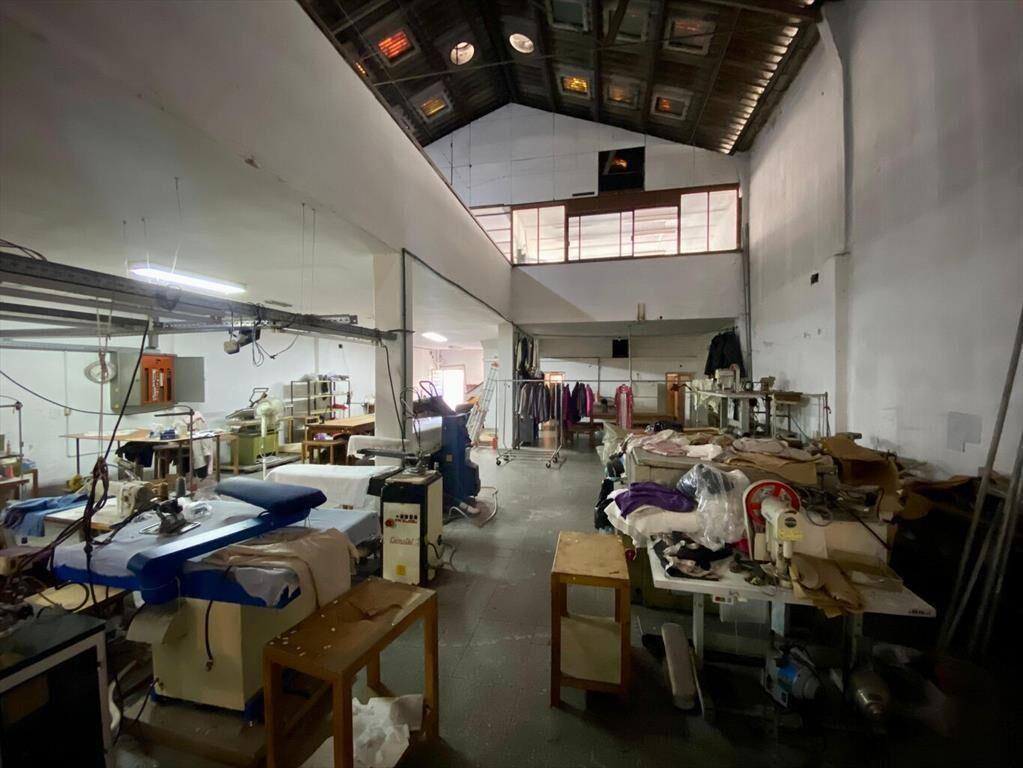 Padrón único, vivienda u oficinas + deposito. Gran potencia