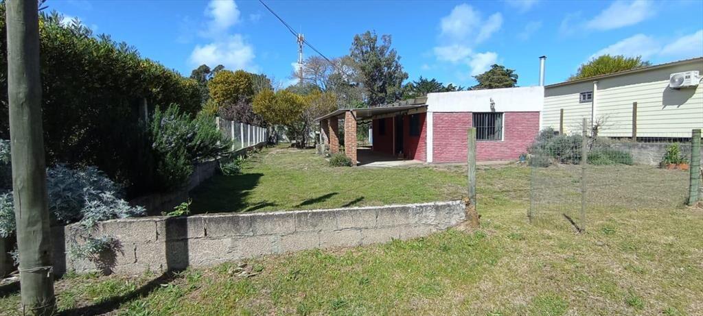 Casa en Jaureguiberry, jardín y fondo arbolado con parrille