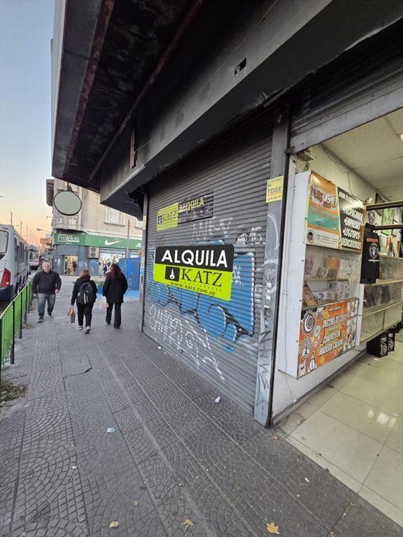 Gran esquina, Agraciada y Pilar Costa, 85 m2 , 5 mts de fre