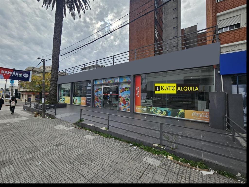 Luis Alberto de Herrera, esquina, frente Nuevocentro, 375 m