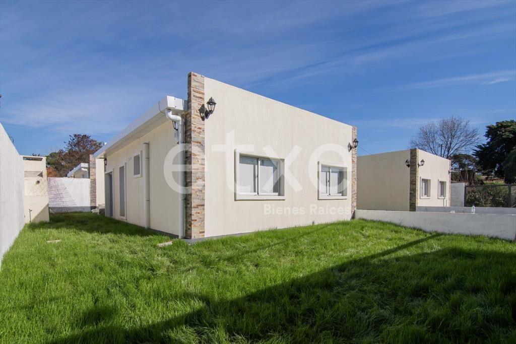 Venta de Casa con jardín grande en Solymar Gardens ...