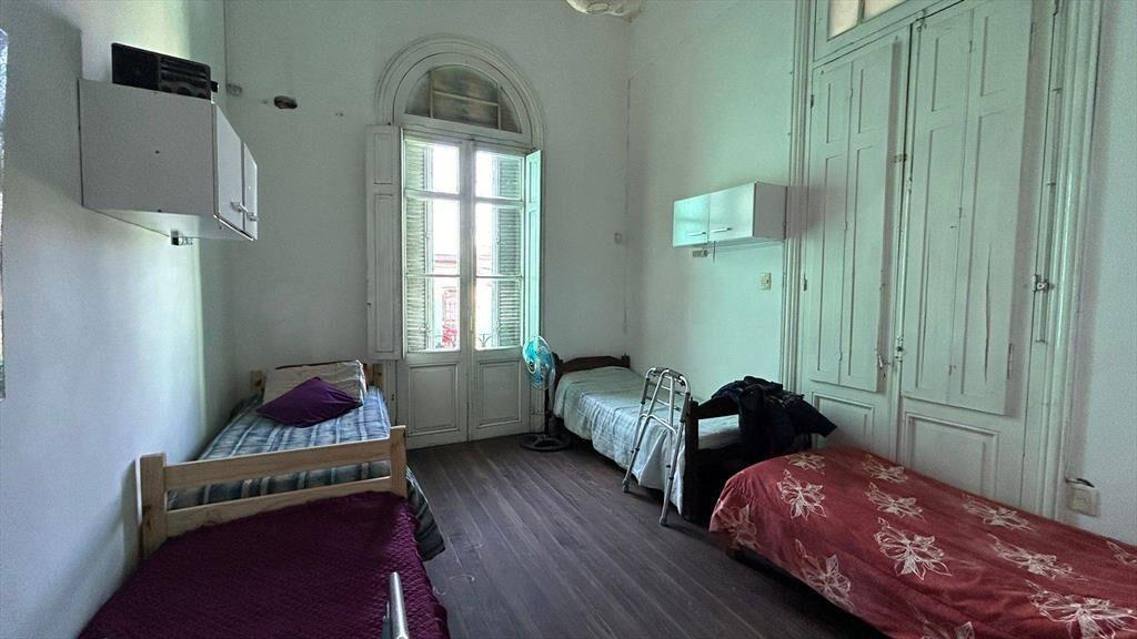 Venta de Casa con 6 dormitorios y patio en Belvedere. CON RE