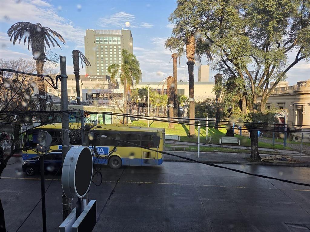 Ellauri frente Punta Carretas Shopping, local en planta alt