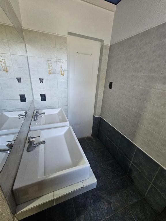 Proximo Luis Alberto de Herrera y Av Italia, 400 m2, excele