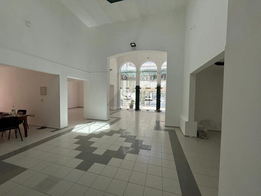 Se alquila gran local comercial en Colón