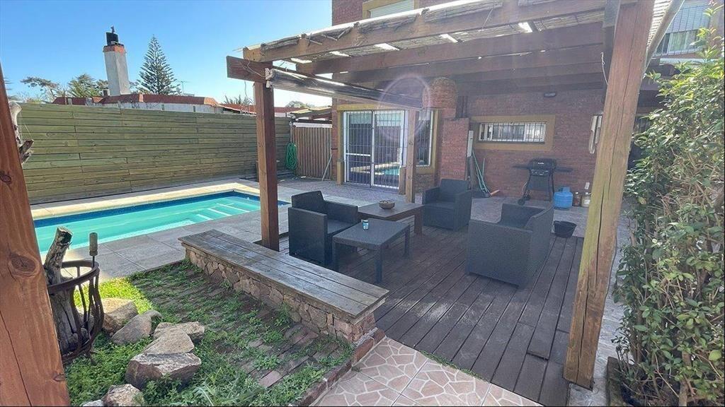Casa en venta de 4 dormitorios en playa mansa con piscina,