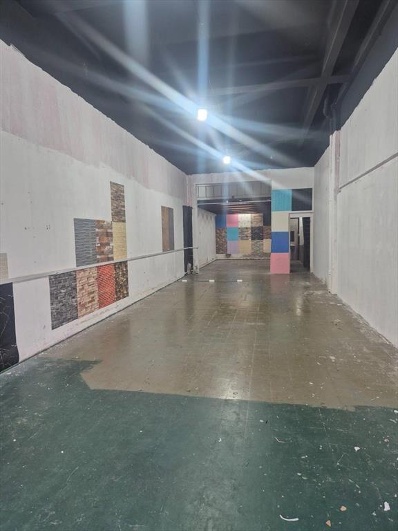 Alquiler de Local comercial con amplio salón y vidriera en A