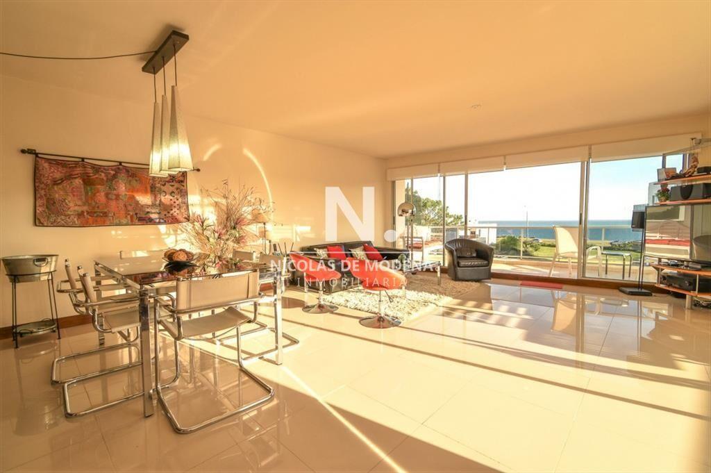 Espectacular Apartamento de Tres Dormitorios al -