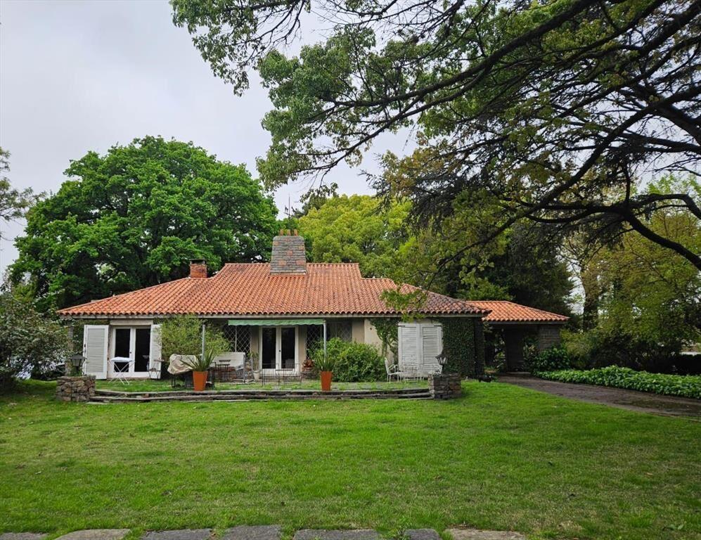 Venta importante terreno de 4488 m² con dos casas sobre B