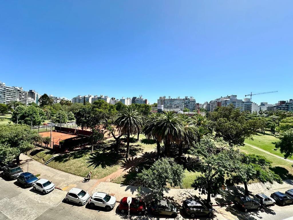 Venta de apartamento de 3 dormitorios y servicio en Villa Bi