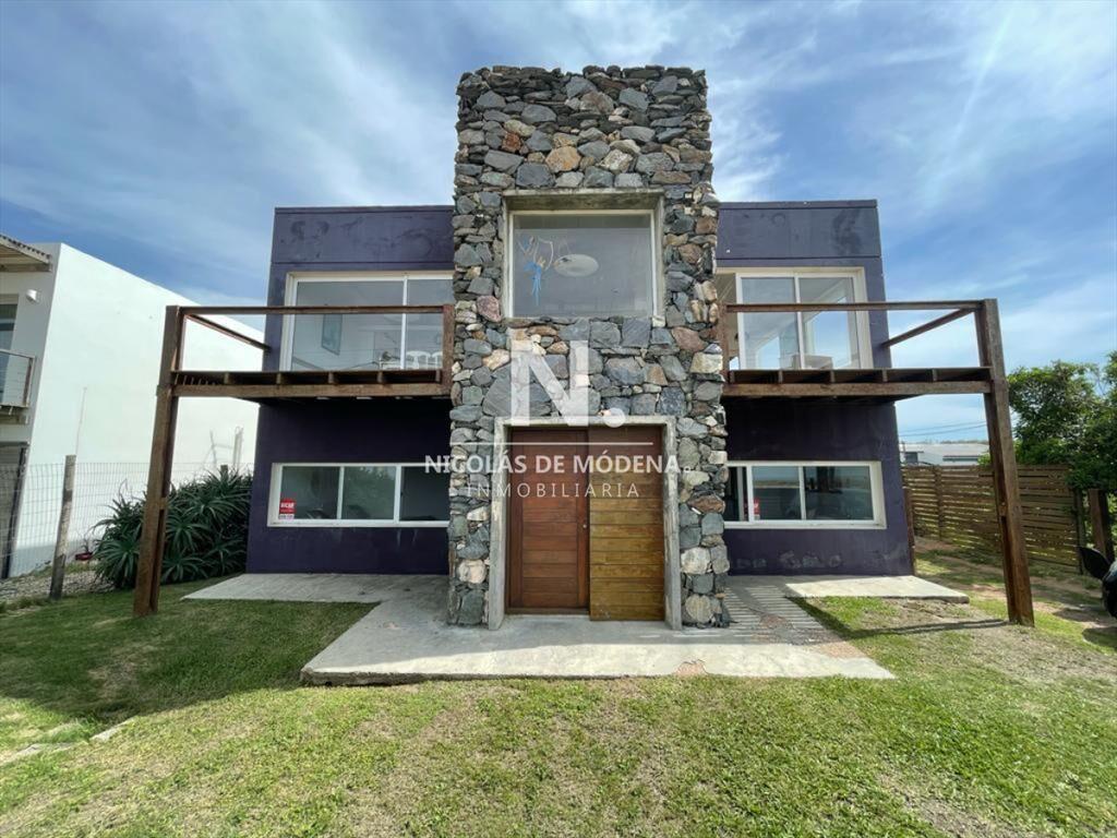 Hermosa casa de dos plantas enfrente al mar en El