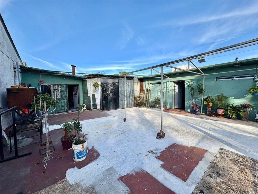 Venta apatamento y galpón, Cerro.
