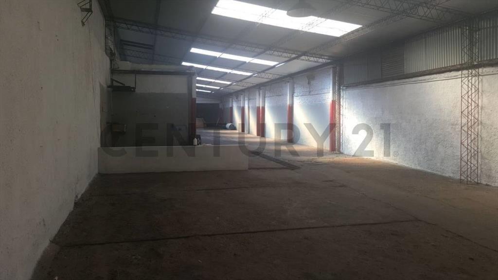 Amplio Galpón con estacionamiento, dos casas y depósito. ...