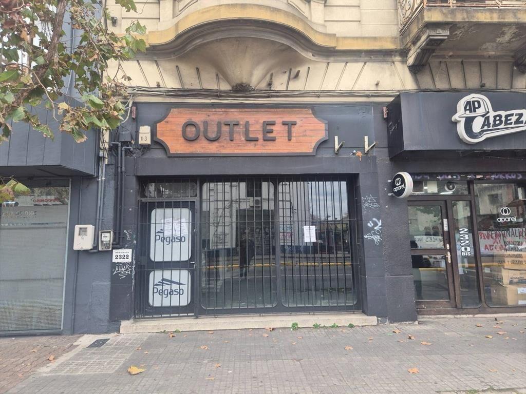 Alquiler de Local comercial con amplio salón y vidriera en A