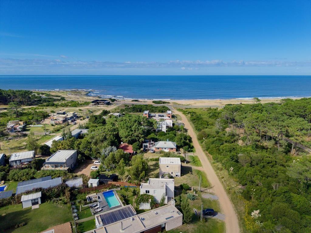 Venta de Casa con amplio terreno mas 2 cabañas a 1 cuadra d
