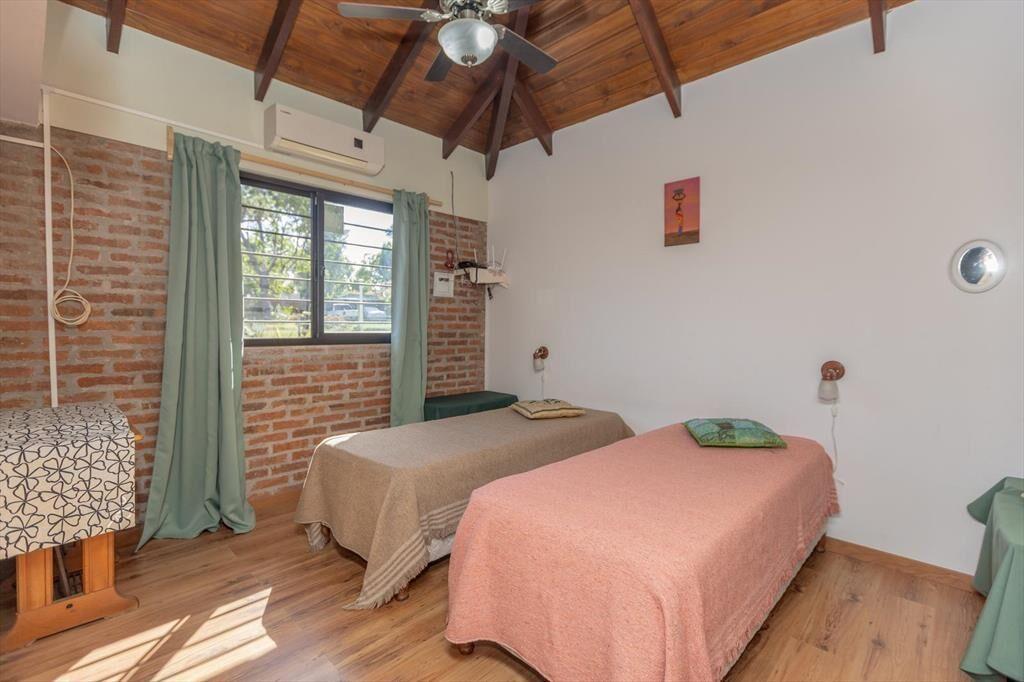 Venta de Casa con amplio terreno mas 2 cabañas a 1 cuadra d