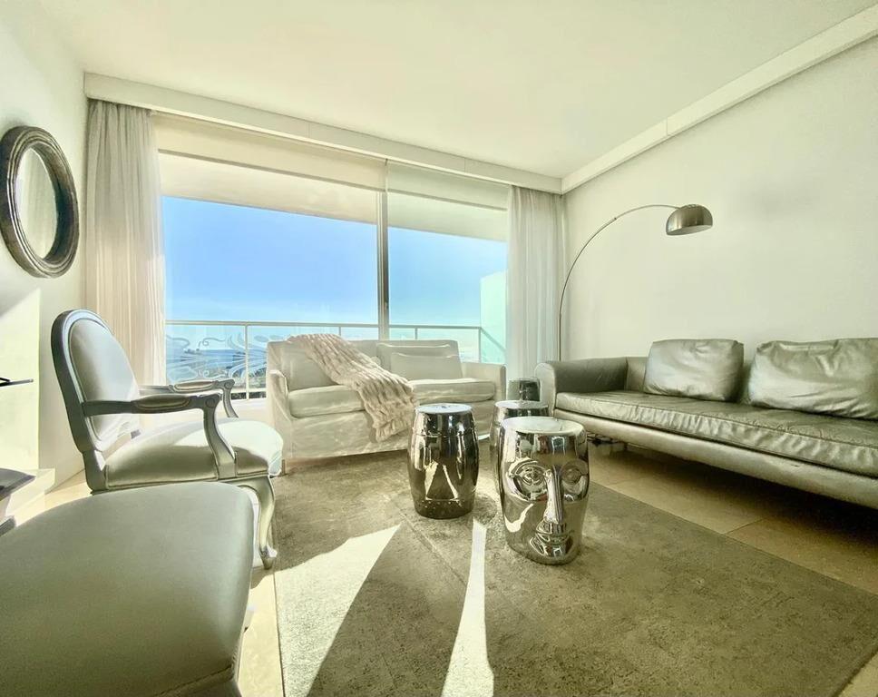 Venta apartamento dos dormitorios y cochera Torre Yoo Punta