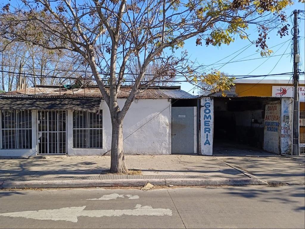 Dos locales comerciales y casa sobre Avda. Garzón