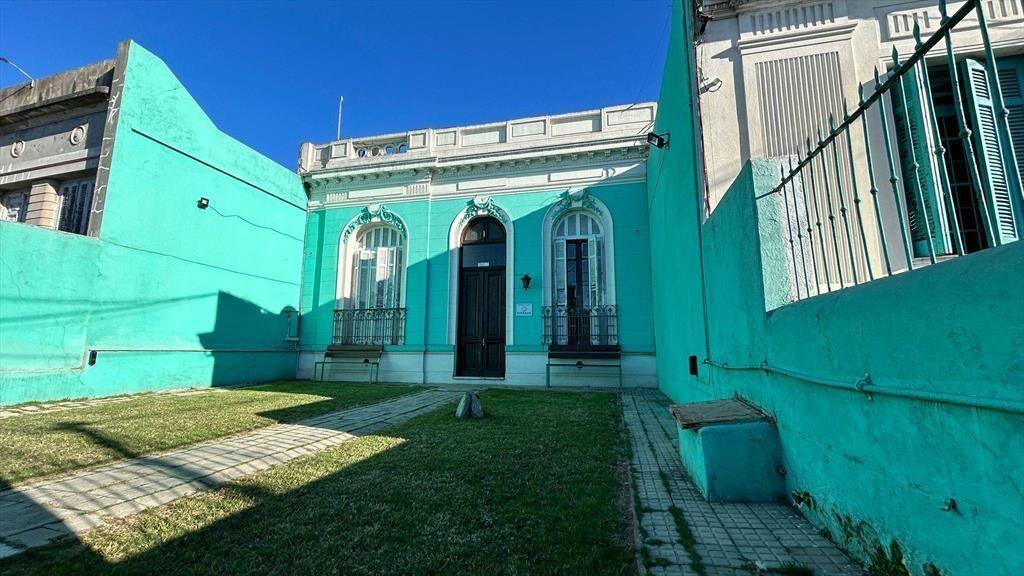 Venta de Casa con 6 dormitorios y patio en Belvedere. CON RE